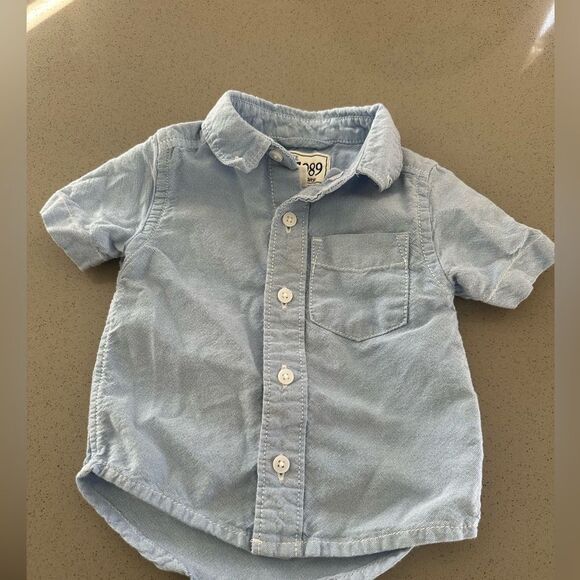 Set of two baby boy short sleeve button down shirts size 6-9 & 12 months - Picture 2 of 8